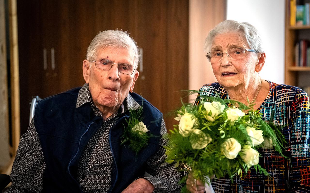 Sjoerd en Martje Tuinstra-Helmhout uit Surhuisterveen zijn 70 jaar getrouwd.
