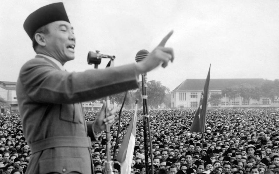 De leider van de Indonesische Nationale Partij, Achmed Sukarno, spreekt in Makassar een menigte van 200.000 mensen toe en eist de onafhankelijkheid op.