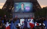 Aanhangers van Macron vieren de overwinning bij de Champs-de-Mars in Parijs.