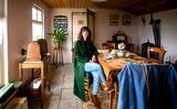 Anita Terpstra zit, in de Spitkeet in Harkema, in een zogenoemd kippenhok: kleine onderkomens waar jonge stellen na de Tweede Wereldoorlog woonden. De woningnood was hoog en dus werden deze 'pikehokken' gebouwd, vaak in de tuin van één van de ouders. 