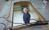 Schipper Joost Martijn in zijn tjalk die wordt omgebouwd tot een fossielvrij schip. 