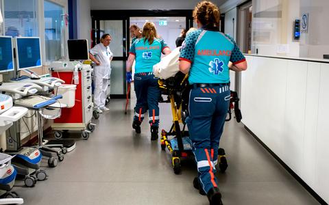 Ambulancemedewerkers op de spoedeisende hulp van Nij Smellinghe in Drachten. 