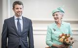 Koningin Margrethe II (r) en kroonprins Frederik. 