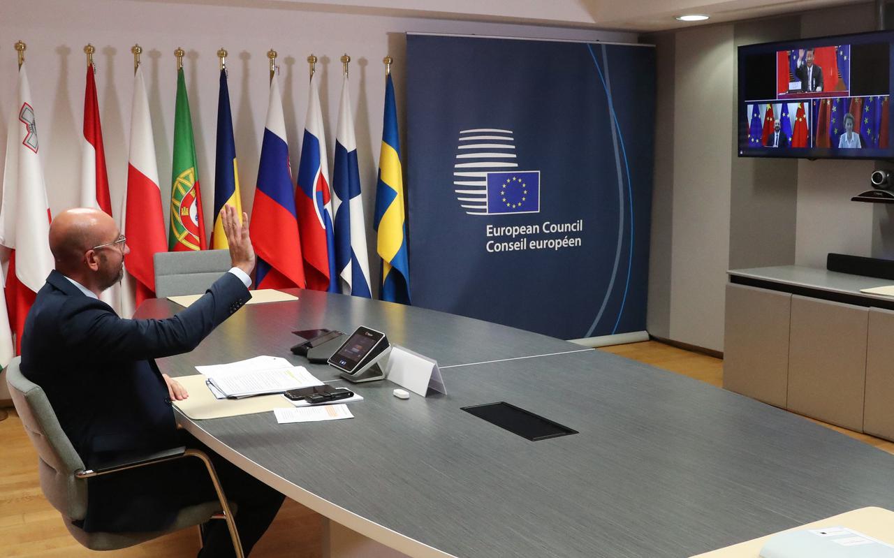 Voorzitter Charles Michel van de Europese Raad zwaait tijdens een video-vergadering naar de Chinese president Xi Jinping, juni 2020. Vooral op de relatie met het zelfverzekerde China moet de EU zich herbezinnen. 