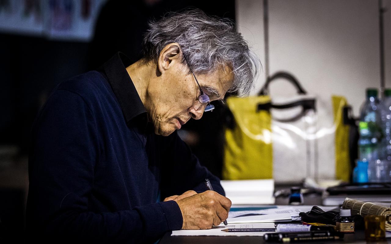 Thé Tjong-Khing aan het werk in 2016. Thé Tjong-Khing aan het werk in 2016.