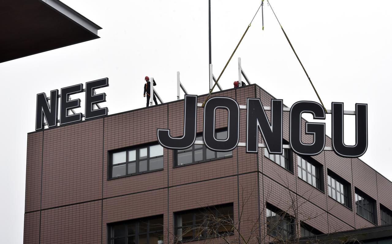 De tekst 'Ja Jongu, Nee Juh!' en 'Nee Jongu, Ja Juh!' worden met de takel verwijderd. De letters werden in 2018 op de Leeuwarder rechtbank gezet als onderdeel van LF2018. Ze staan nu bij het voormalige postsorteercentrum aan de Snekertrekweg.