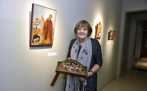 Dieke Riemersma bij haar iconen van Sint Antonius (aan de muur) en het Laatste Avondmaal (op het krukje).