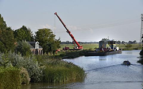 De nieuwe transformator op een ponton bij Tytsjerk. 