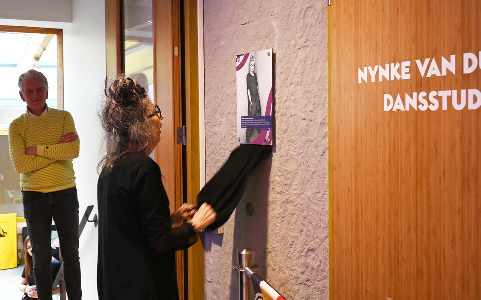 Nynke van Duinen onthult haar eigen lokaal in poppodium Neushoorn.