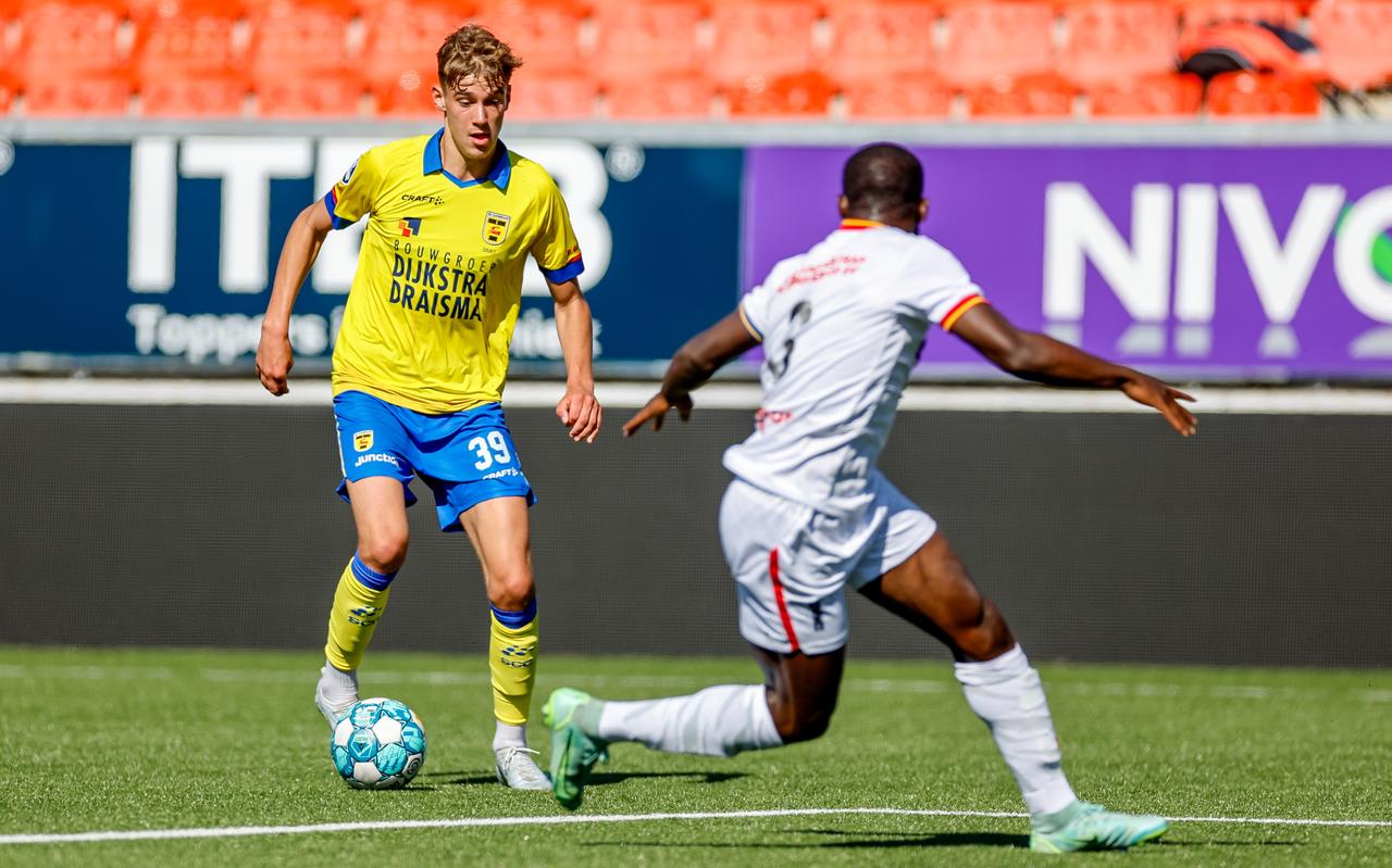 Milan Smit aan de bal tijdens de oefenwedstrijd tegen Telstar. Milan Smit aan de bal tijdens de oefenwedstrijd tegen Telstar.