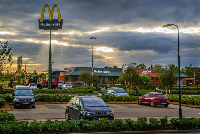 Weer geen vergunning voor hogere mast McDonald’s Joure