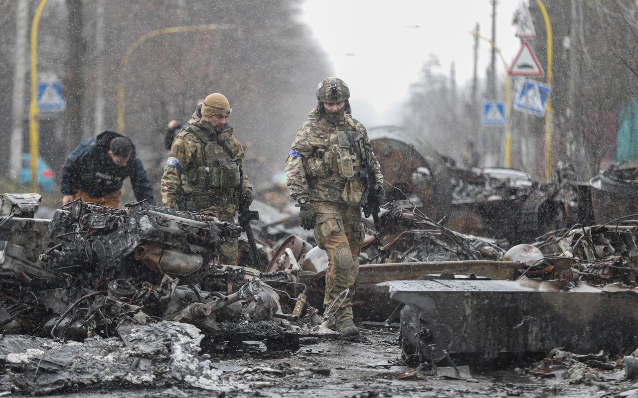 Oekraïense soldaten tussen vernietigd Russisch materieel in de straten van Boetsja. Oekraïense soldaten tussen vernietigd Russisch materieel in de straten van Boetsja.