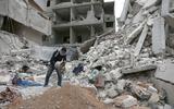 Na een bombardement zoekt een Syriër naar tekenen van leven tussen de resten van een ingestort flatgebouw. Explosieven in stedelijk gebied maken relatief veel burgerslachtoffers. 