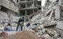 Na een bombardement zoekt een Syriër naar tekenen van leven tussen de resten van een ingestort flatgebouw. Explosieven in stedelijk gebied maken relatief veel burgerslachtoffers. 