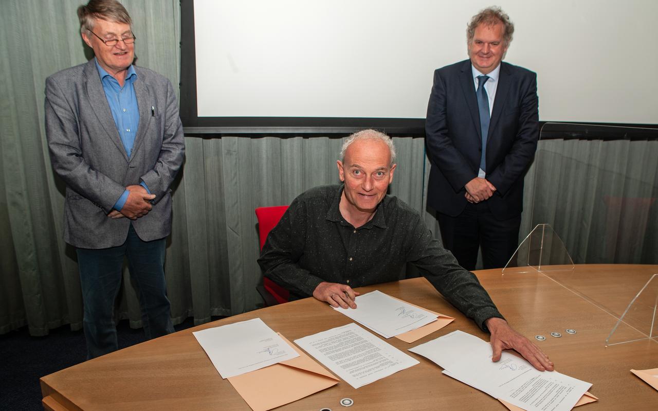 Wethouder Piet IJnsen (links), Otto van der Galiën (Wetterskip Fryslân, rechts) en Johan Kiewiet (AEC) zetten hun handtekening onder de plannen voor een tweede zonnepark op de voormalige vuilstort in de Ballumerbocht. Wethouder Piet IJnsen (links), Otto van der Galiën (Wetterskip Fryslân, rechts) en Johan Kiewiet (AEC) zetten hun handtekening onder de plannen voor een tweede zonnepark op de voormalige vuilstort in de Ballumerbocht.