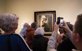 Publiek bekijkt de Vaandeldrager van Rembrandt in het Fries Museum.