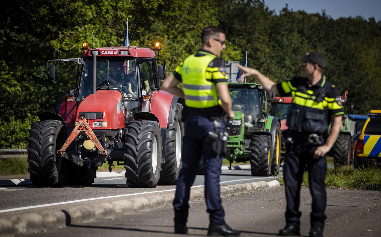 Deelnemers van een boerenprotest arriveren via snelweg A1 in Stroe. Bij het protest tegen het stikstofbeleid van het kabinet worden tienduizenden deelnemers verwacht. 