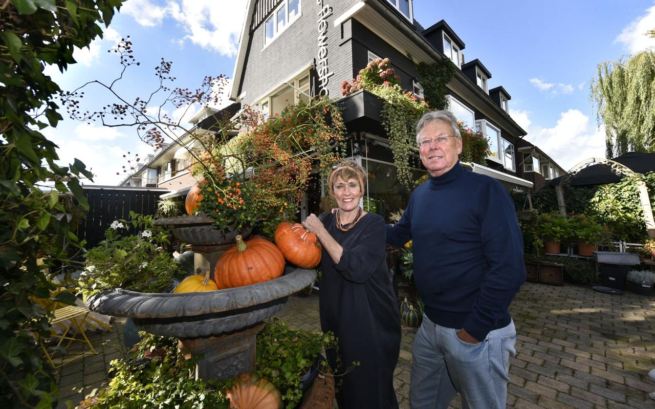 Cees Beimers en Mia Beimers-Medema voor hun bloemenzaak Cees Flowershop. Cees Beimers en Mia Beimers-Medema voor hun bloemenzaak Cees Flowershop.