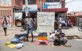 Een verkoper van tweedehands kleding in Ghana.