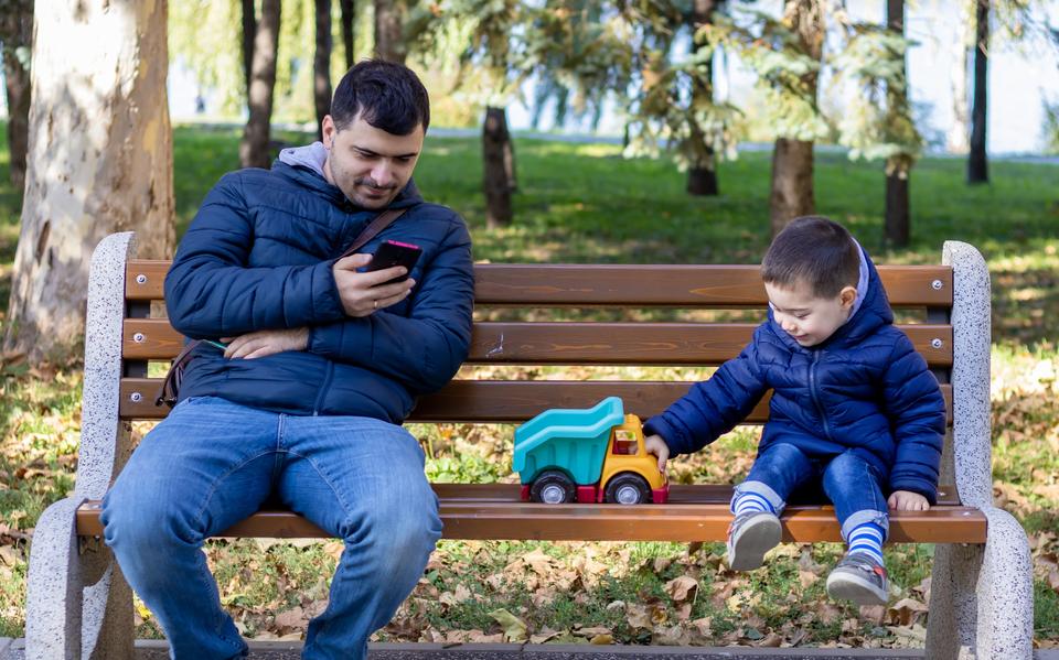 60 procent van de ouders in een speeltuin kijkt op zijn smartphone, blijkt uit Amerikaans onderzoek.