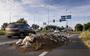 Afval op de oprit naar de A1 bij Barneveld donderdagochtend, gedumpt door boeren uit protest tegen de stikstofregels. 
