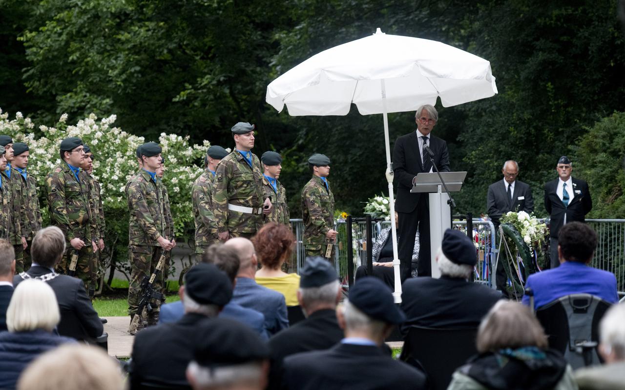 Oud-commandant der strijdkrachten Dick Berlijn spreekt op de herdenking.
