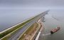 Extinction Rebellion gaat 11 maart fietsend over de rijweg van de Afsluitdijk.