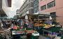 Drukte bij de groente- en fruitkramen op de Leeuwarder markt. 