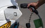 De krachtigste snelladers langs de autosnelweg laden een elektrische auto op in zo’n twintig minuten. Dat kan met de nieuwe techniek vier minuten worden. 