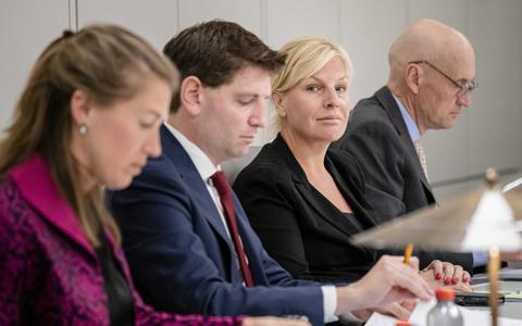 Zorgminister Ernst Kuipers (rechts) naast de wetsindieners, vanaf links: Corinne Ellemeet (GroenLinks), Jan Paternotte (D66) en Attje Kuiken (PvdA). 