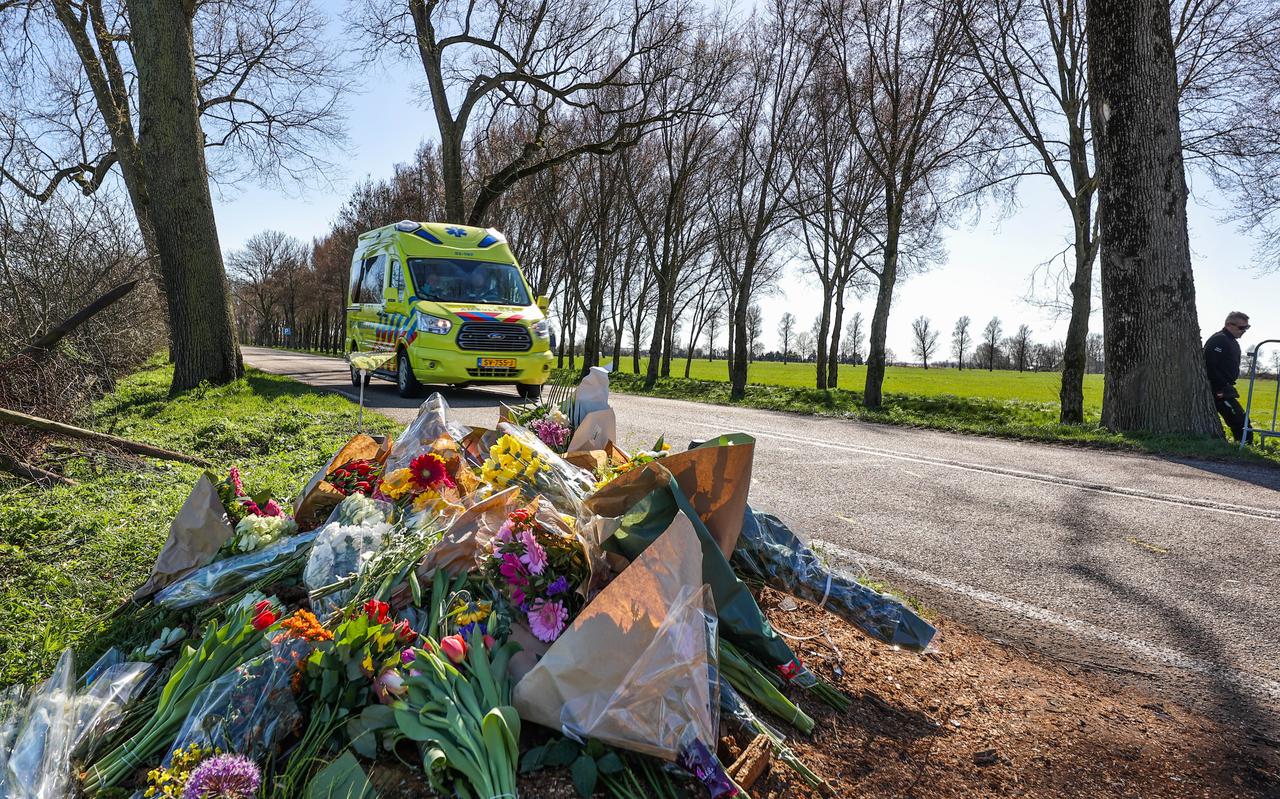 Aan de Rijksweg tussen Jirnsum en Reduzum, op de plek waar vier mannen uit Sibrandabuorren en Britswert zaterdagavond omkwamen bij een auto-ongeluk, zijn bloemen neergelegd.