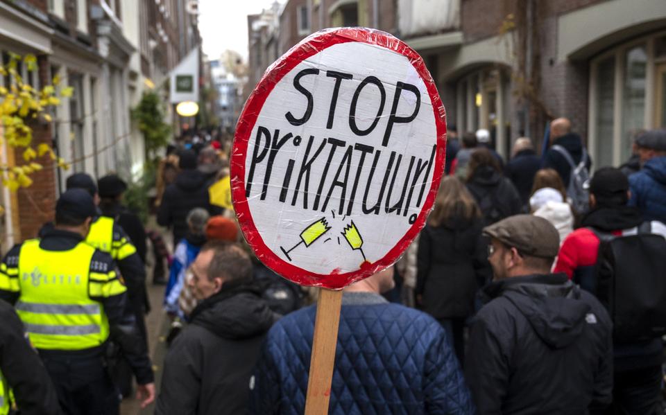 Demonstranten  tijdens een protestmars tegen de coronamaatregelen. 