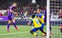 Dani de Wit scoort de 0-1 voor AZ en zet Cambuur op achterstand.