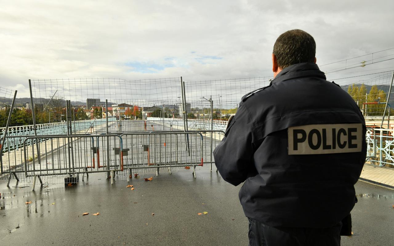 Franse autoriteiten hebben de brug tussen Hendaye (Frankrijk) and Irun (Spanje) afgesloten, als onderdeel van de strijd tegen illegale migratie. 
