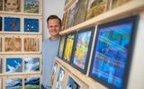 Galeriehouder Redmer Bax in de expositie Groots in 't klein bij Galerie Bax Kunst in Sneek. 