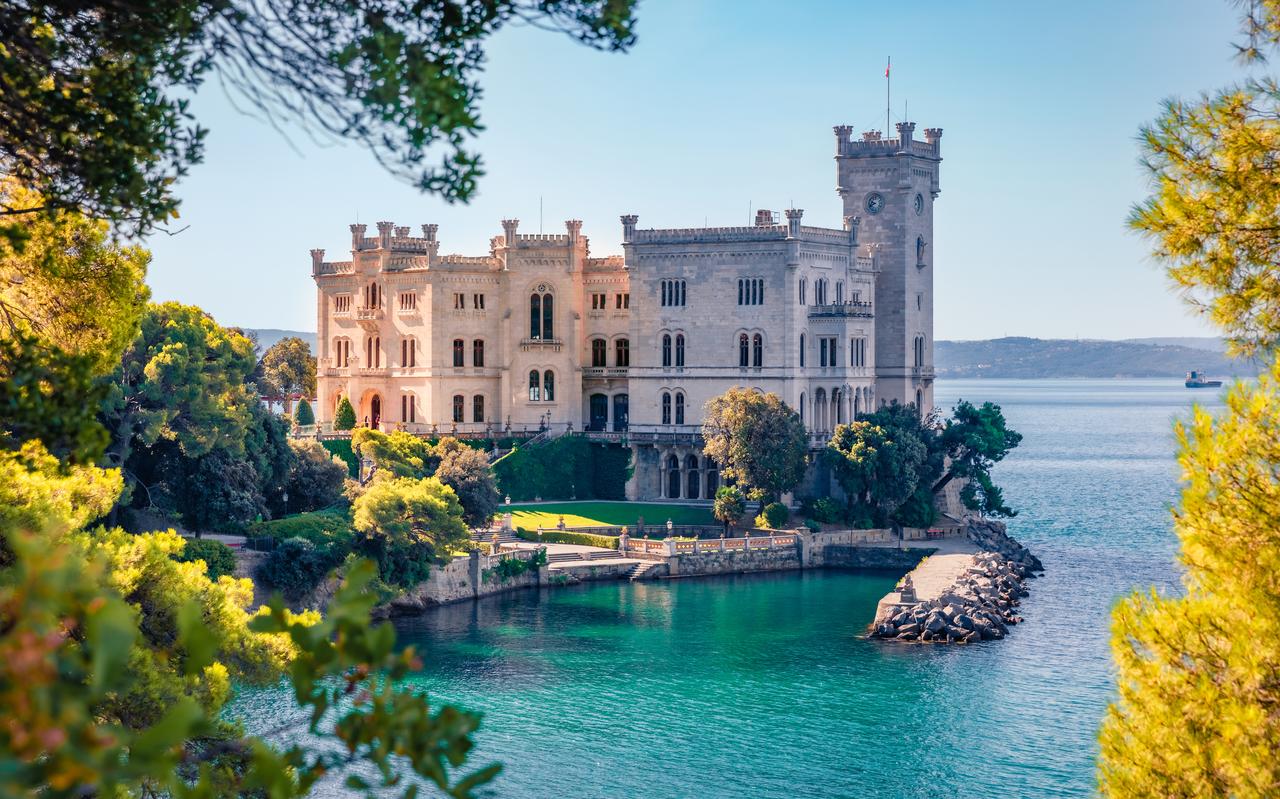 Kasteel Miramare in de Golf van Triëst, Italië. Kasteel Miramare in de Golf van Triëst, Italië.
