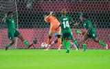 Vivianne Miedema (m)  scoort haar vierde doelpunt tegen Zambia.