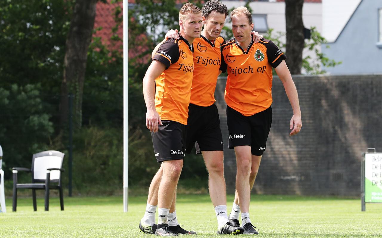 Erwin Zijlstra, Taeke Triemstra en Gert-Anne van der Bos (vlnr) vieren op sportpark ’t Oordje in Bolsward de eerste seizoenszege. Erwin Zijlstra, Taeke Triemstra en Gert-Anne van der Bos (vlnr) vieren op sportpark ’t Oordje in Bolsward de eerste seizoenszege.