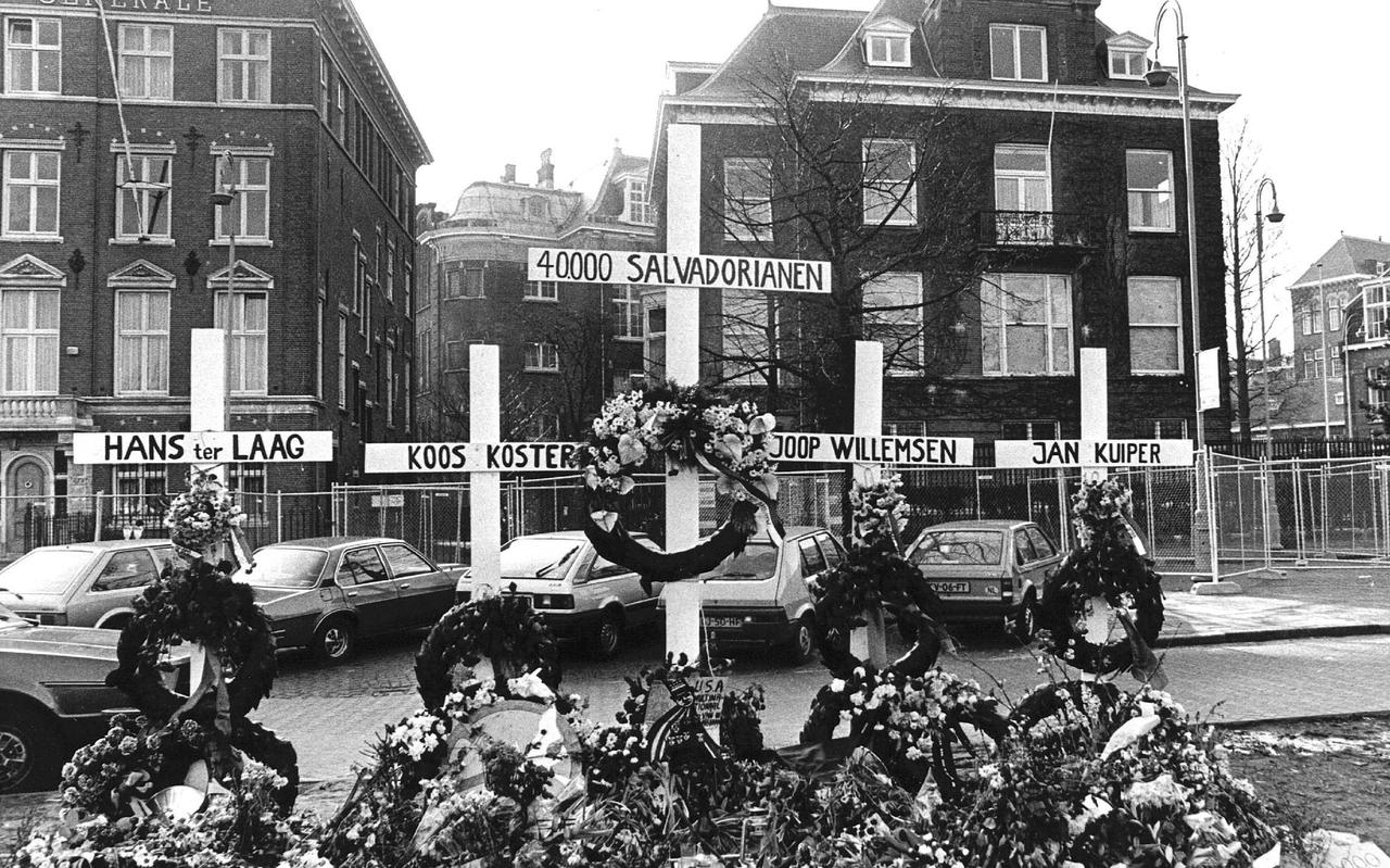 Kruisen in 1982 neergezet bij de Amerikaanse ambassade in Amsterdam nabij het Museumplein. om  de televisieploeg van de Ikon (bestaande uit Koos Koster, Hans ter Laag, Joop Willemsen en Jan Kuiper) die in San Salvador is omgekomen te gedenken.