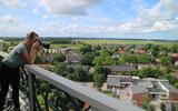 Marchje Andringa fotografeert het uitzicht vanaf de toren van de Lambertuskerk in Menaam.