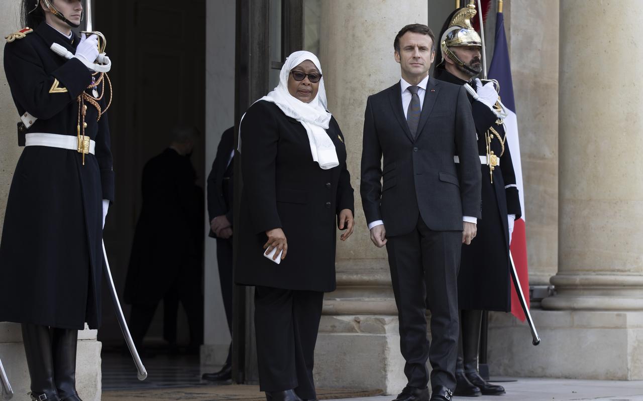 Macron en president Samia Suluhu van Tanzania tijdens haar bezoek maandag aan het Elysée. Macron en president Samia Suluhu van Tanzania tijdens haar bezoek maandag aan het Elysée.
