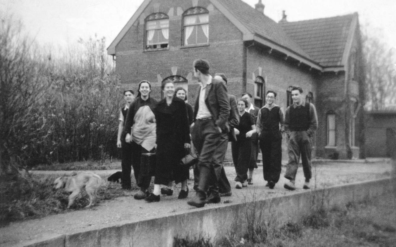 Bewoners op het perron voor de kibboets. Bewoners op het perron voor de kibboets.