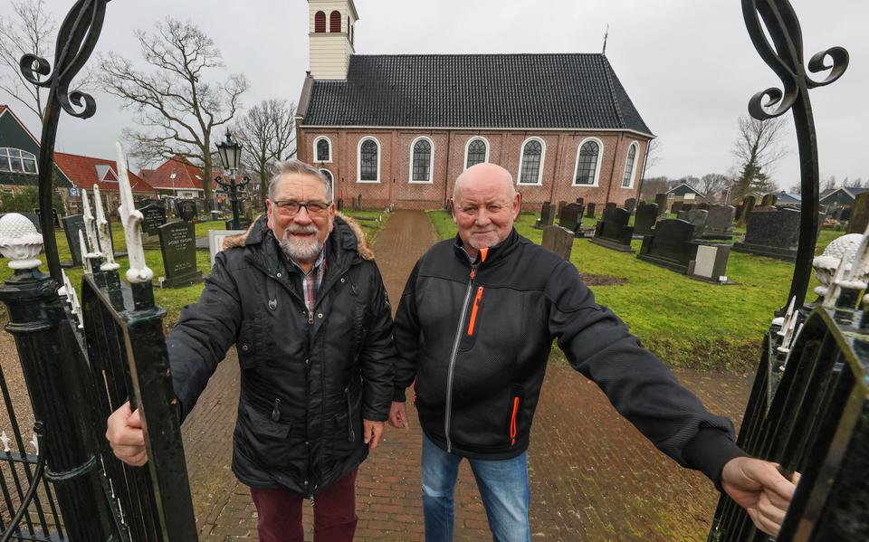 Hielke Smink en Kees Haringsma halen veel voldoening uit het beheren van de begraafplaatsen bij de kerken in Oudemirdum en Sondel.