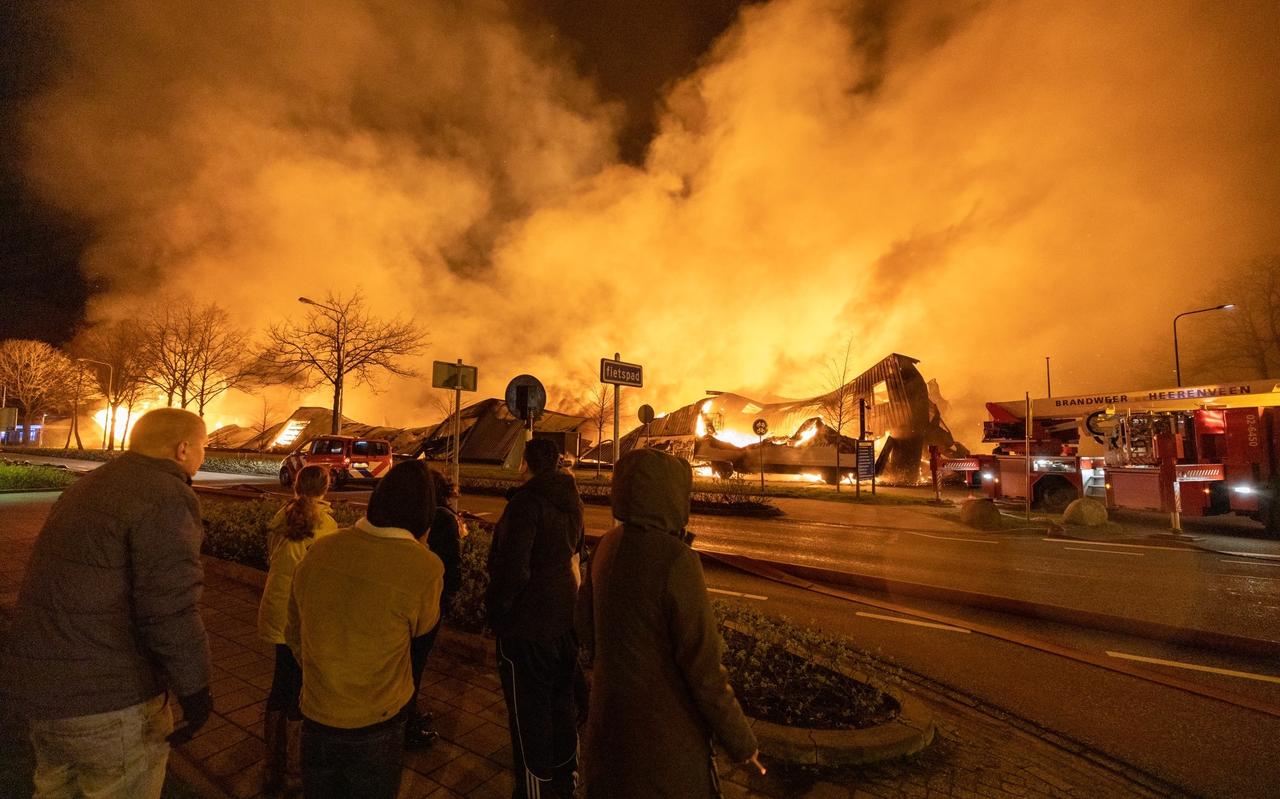 De brand van een loods aan de Houtwal zorgde voor een vuurzee. Bij het blussen waren honderd brandweerlieden uit Fryslân, Groningen en Drenthe betroken. Omwonenden moesten worden geëvacueerd. De brand van een loods aan de Houtwal zorgde voor een vuurzee. Bij het blussen waren honderd brandweerlieden uit Fryslân, Groningen en Drenthe betroken. Omwonenden moesten worden geëvacueerd.