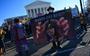 Een voorstander van  Roe v Wade protesteert voor het Amerikaanse Hooggerechtshof in Washington.