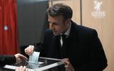 De zittende Franse president Emmanuel Macron brengt zijn stem uit