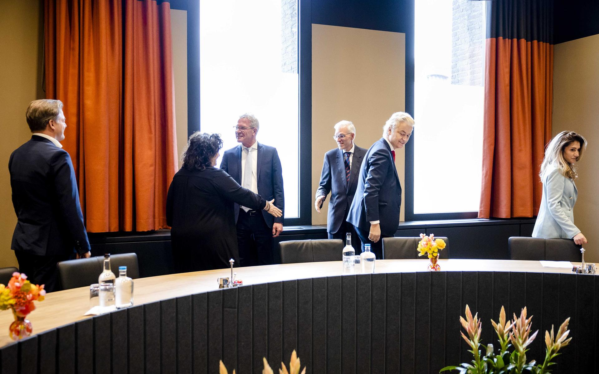 Een nieuw kabinet dat leunt op oude krachten | De Haagse week - Friesch