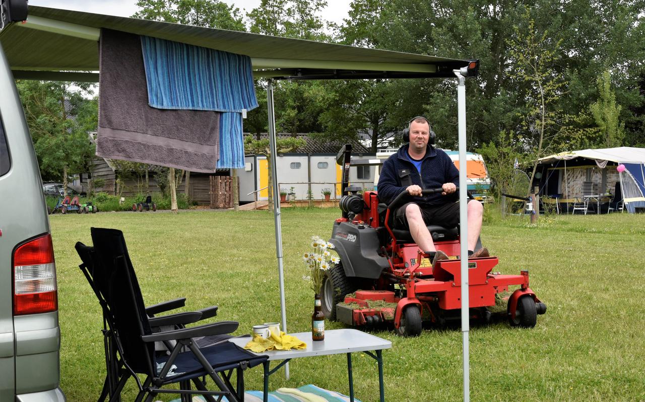 Siem Terpstra maait het gras op camping De Terpen in Ryptsjerk. Siem Terpstra maait het gras op camping De Terpen in Ryptsjerk.