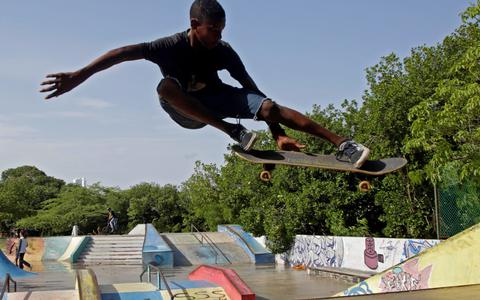 Een jongen skateboardt in een park in de Colombiaanse stad Cartagena. 
