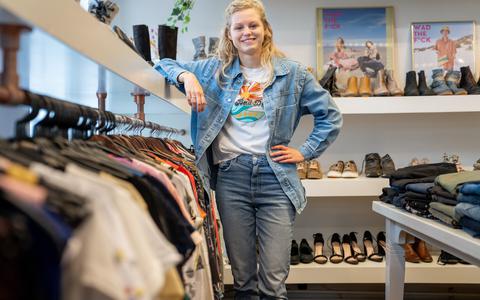 Esther Leystra in de tweedehands kledingwinkel Z.G.A.N (Zo Goed Als Nieuw) in Dokkum. 